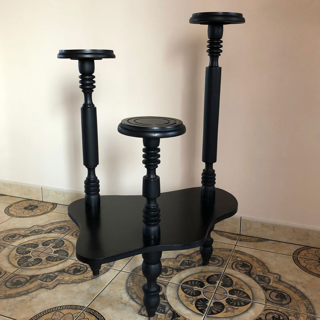 Fotografia produktu: czarny drewniany kwietnik - stojak na kwiaty