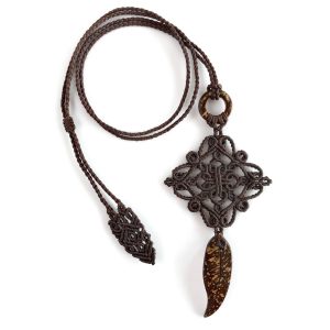 Czekoladka z kokosem – brązowy wisior z motywami wykonanymi z drewna kokosowego