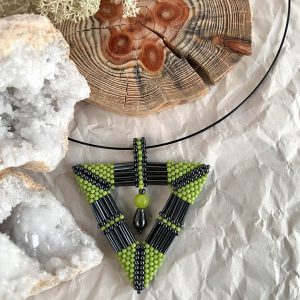 Ilustracja produktu: Acini II – zielono-szary trójkątny wisior beadingowy z jadeitem i hematytami