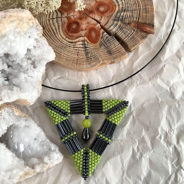 Acini II – zielono-szary trójkątny wisior beadingowy z jadeitem i hematytami Ilustracja produktu: Acini II – zielono-szary trójkątny wisior beadingowy z jadeitem i hematytami