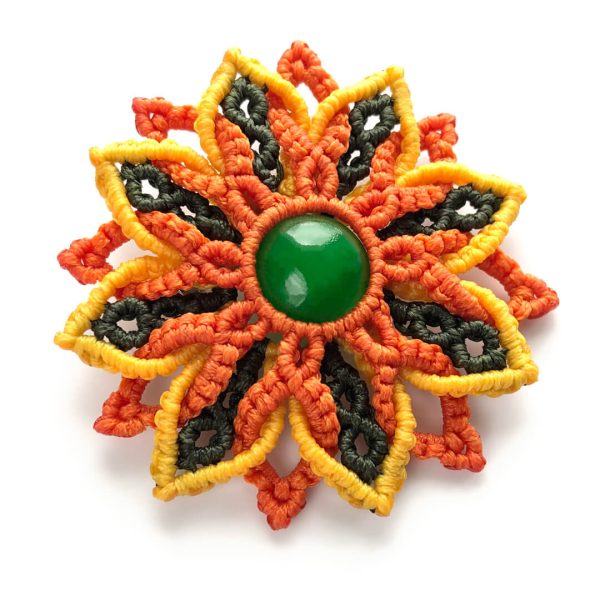 Fotografia produktu: makramowa broszka w kształcie kwiatu – z zielonym kwarcem w centrum