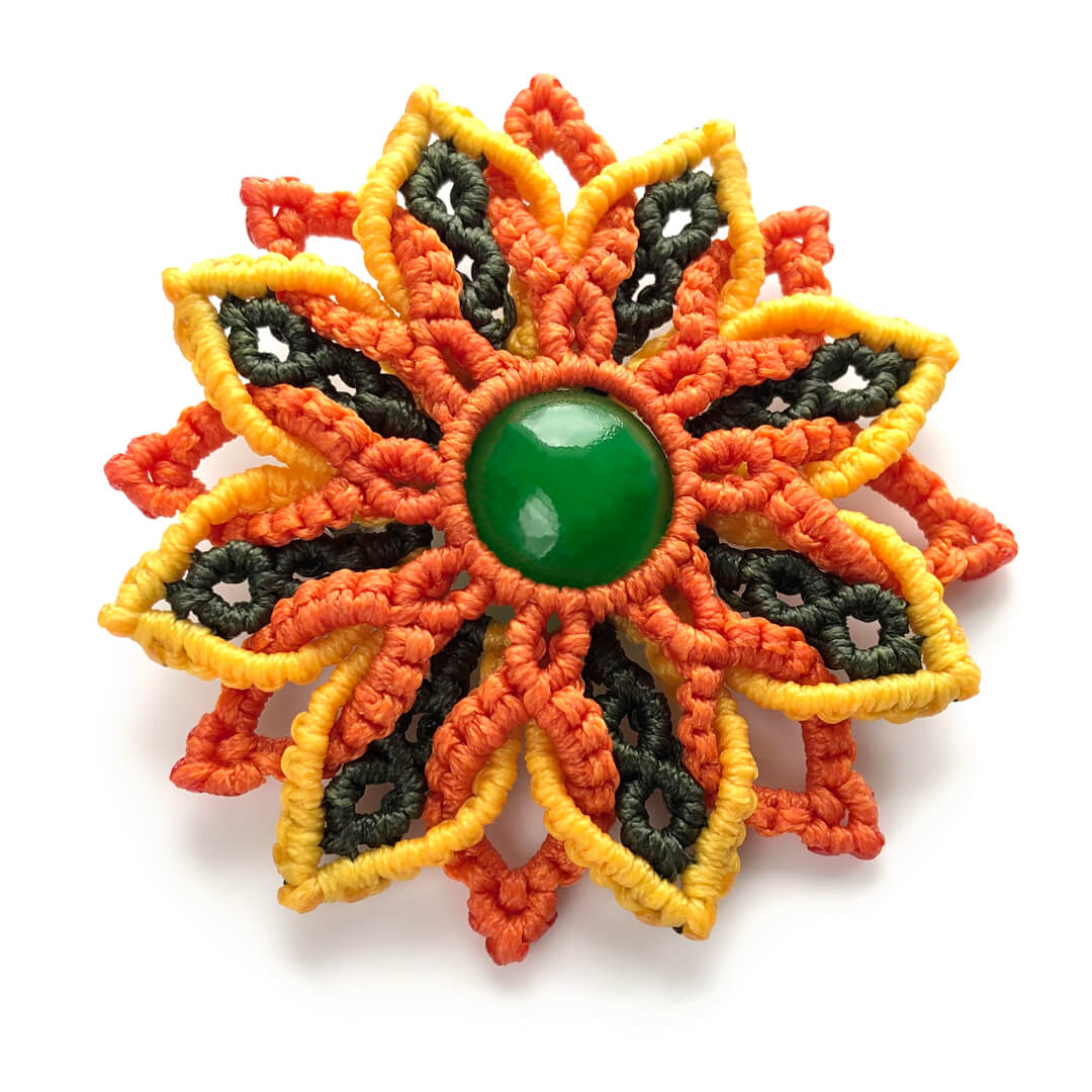 Makramowa broszka w kształcie kwiatu – z zielonym kwarcem w centrum Fotografia produktu: makramowa broszka w kształcie kwiatu – z zielonym kwarcem w centrum