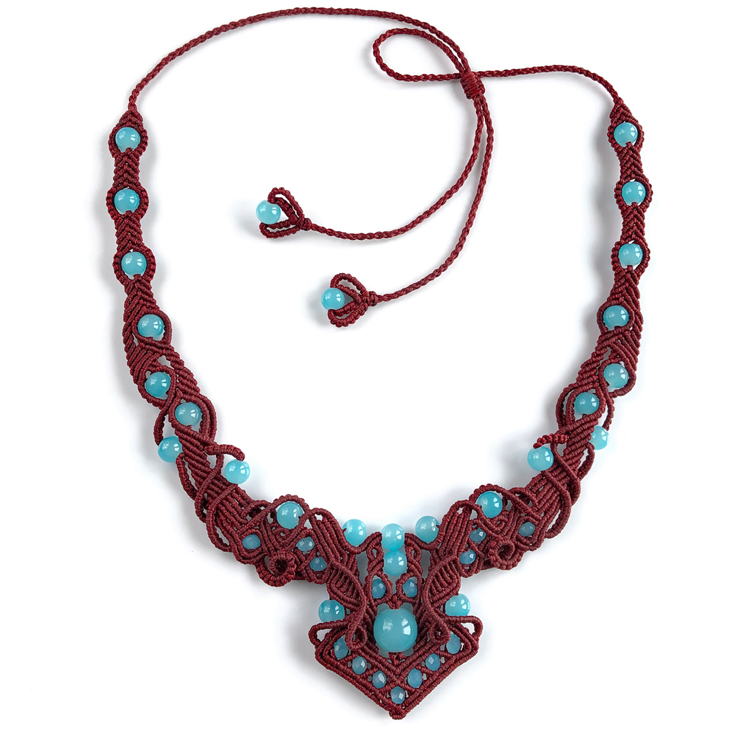 Fotografia produktu: Burgund z lodem – bordowy naszyjnik z kwarcami w kolorze lodowego błękitu