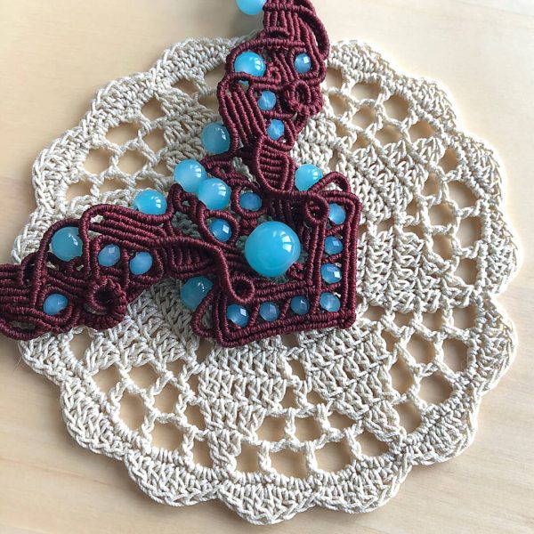 Burgund z lodem – bordowy naszyjnik z kwarcami w kolorze lodowego błękitu Fotografia produktu: Burgund z lodem – bordowy naszyjnik z kwarcami w kolorze lodowego błękitu