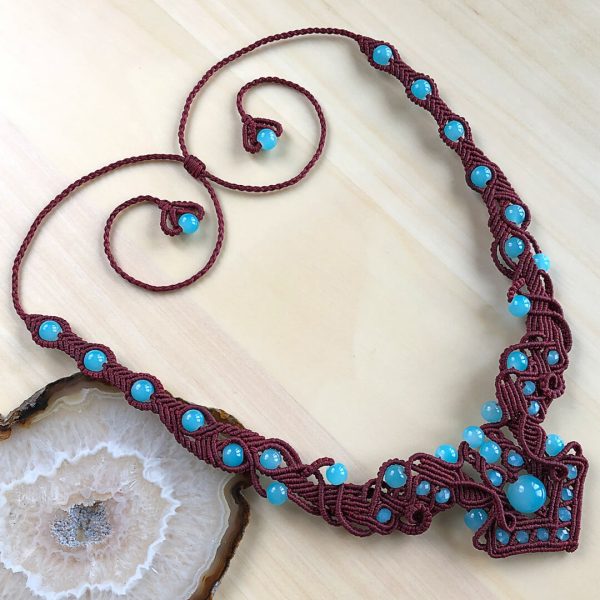 Burgund z lodem – bordowy naszyjnik z kwarcami w kolorze lodowego błękitu Fotografia produktu: Burgund z lodem – bordowy naszyjnik z kwarcami w kolorze lodowego błękitu