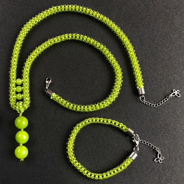 Komplet biżuterii – naszyjnik i bransoletka – w kolorze chartreuse Fotografia produktu: komplet biżuterii – naszyjnik i bransoletka – w kolorze