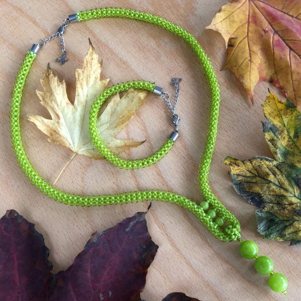 Komplet biżuterii – naszyjnik i bransoletka – w kolorze chartreuse Fotografia produktu: komplet biżuterii – naszyjnik i bransoletka – w kolorze