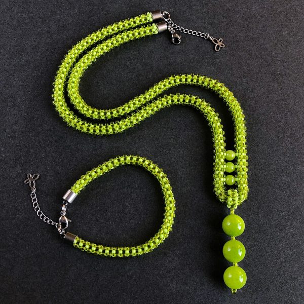Komplet biżuterii – naszyjnik i bransoletka – w kolorze chartreuse Fotografia produktu: komplet biżuterii – naszyjnik i bransoletka – w kolorze chartreuse