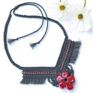 Fotografia produktu: Cinereus – szary naszyjnik w stylu hippie z ceramicznym kwiatem