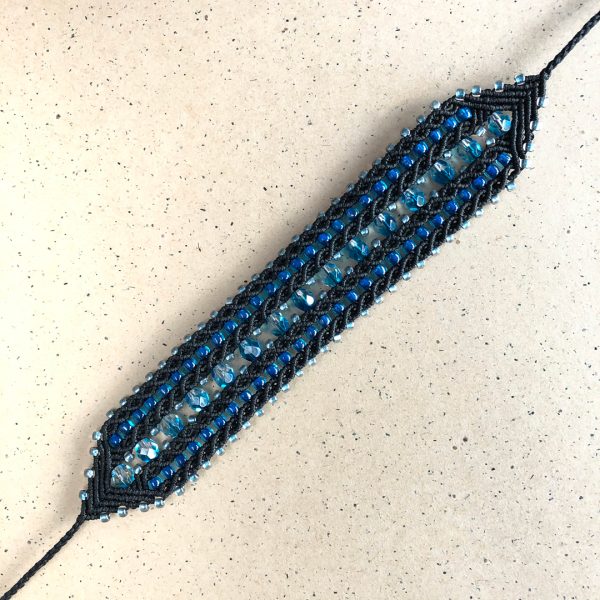 Crystal Princess Blue – szeroka czarna bransoletka z kryształkami i koralikami w odcieniach błękitu Crystal Princess Blue – szeroka czarna bransoletka z kryształkami i koralikami w odcieniach błękitu