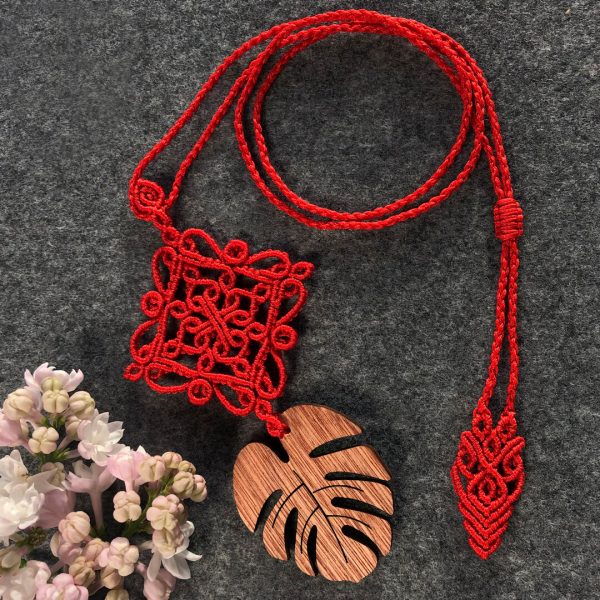 Czekoladka paprykowa – ognistoczerwona kwadratowa mandala i drewniany liść monstery Czekoladka paprykowa – ognistoczerwona kwadratowa mandala i drewniany liść monstery