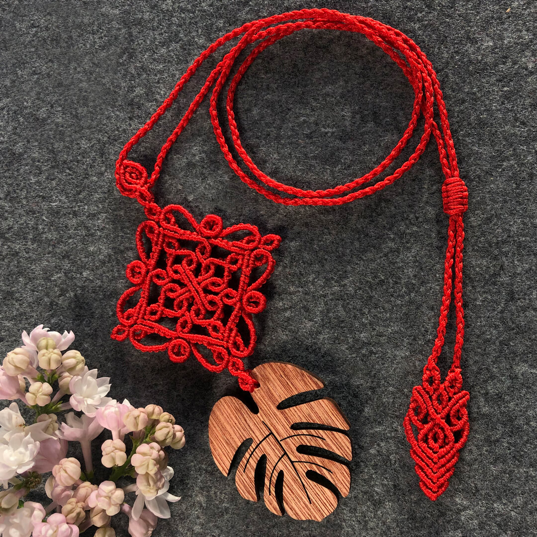 Czekoladka paprykowa – ognistoczerwona kwadratowa mandala i drewniany liść monstery Czekoladka paprykowa – ognistoczerwona kwadratowa mandala i drewniany liść monstery