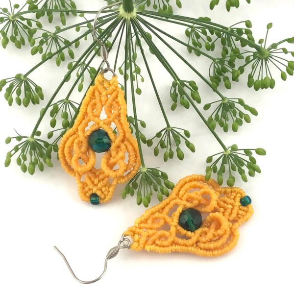 Gisli – słoneczno żółte kolczyki z kropelkami butelkowej zieleni Gisli – słoneczno żółte kolczyki z kropelkami butelkowej zieleni