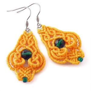 Gisli – słoneczno żółte kolczyki z kropelkami butelkowej zieleni