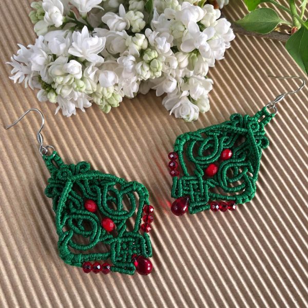 Hylarie – zielone kolczyki z czerwonymi kryształkami Hylarie – zielone kolczyki z czerwonymi kryształkami