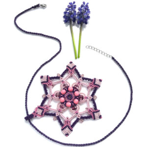 Idis – naszyjnik z fioletowo-różowym wisiorem w kształcie gwiaździstej mandali