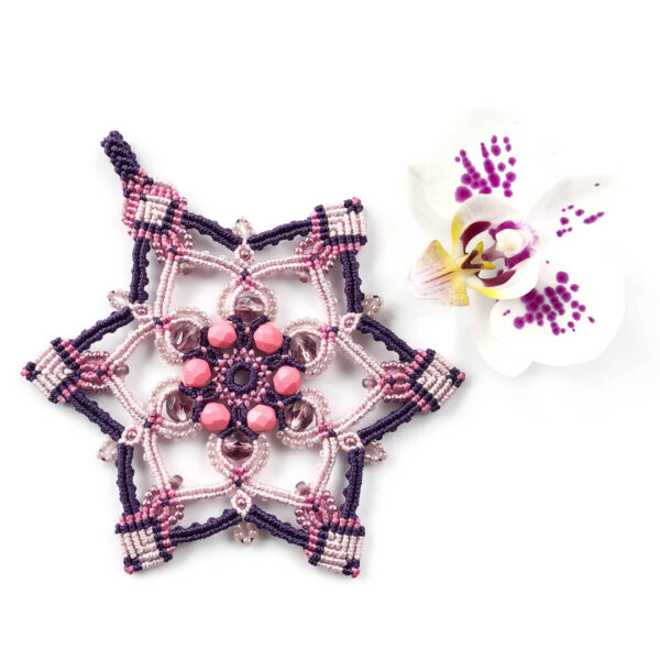 Idis – naszyjnik z fioletowo-różowym wisiorem w kształcie gwiaździstej mandali