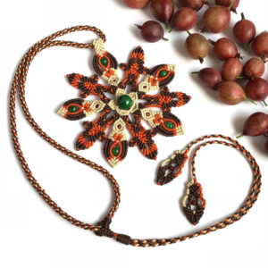 Jesienny kwiat z zielonymi jadeitami – naszyjnik ze sznurem kumihimo-makramowym