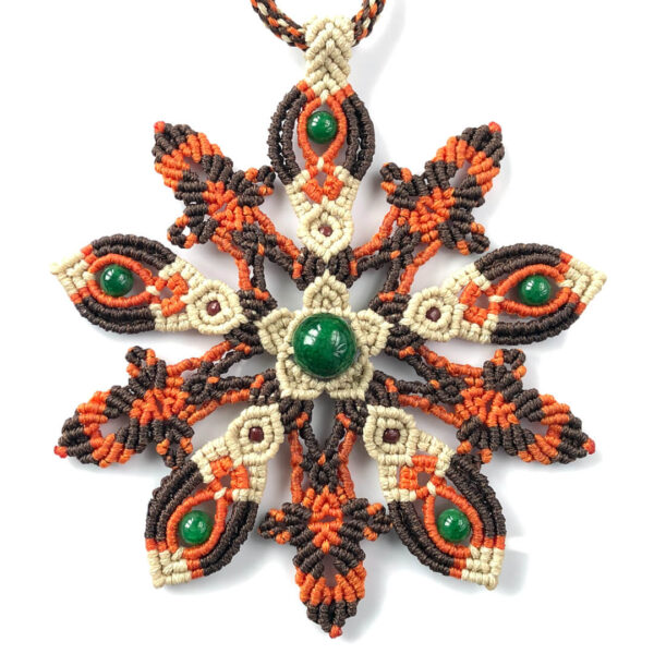 Jesienny kwiat z zielonymi jadeitami – naszyjnik ze sznurem kumihimo-makramowym