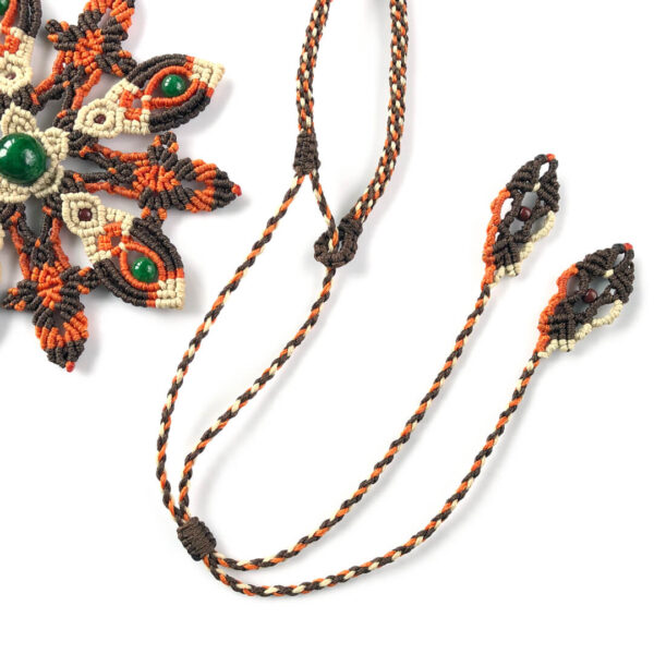 Jesienny kwiat z zielonymi jadeitami – naszyjnik ze sznurem kumihimo-makramowym