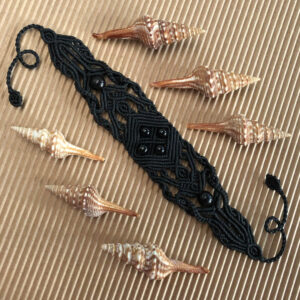 Juno – ochronna bransoletka z czarnym turmalinem i drewnem sandałowym – unisex Juno – ochronna bransoletka z czarnym turmalinem i drewnem sandałowym – unisex