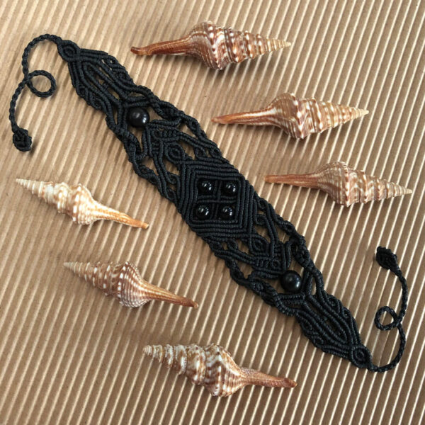 Juno – ochronna bransoletka z czarnym turmalinem i drewnem sandałowym – unisex