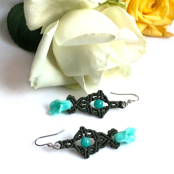 kalia-kolczyki-olivegreen-makrama Kalia – oliwkowozielone kolczyki z turkusowoniebieskimi jadeitami i kwiatami – rękodzieło