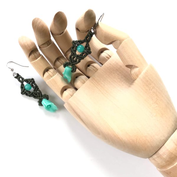 kalia-kolczyki-olivegreen-rose-handmade Kalia – oliwkowozielone kolczyki z turkusowoniebieskimi jadeitami i kwiatami – rękodzieło