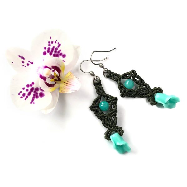kalia-kolczyki-olivegreen-rose-mikromakrama Kalia – oliwkowozielone kolczyki z turkusowoniebieskimi jadeitami i kwiatami – rękodzieło