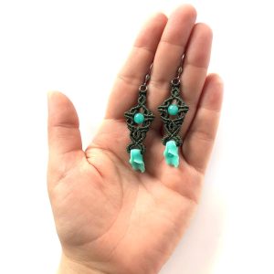 Kalia – oliwkowozielone kolczyki z turkusowoniebieskimi jadeitami i kwiatami