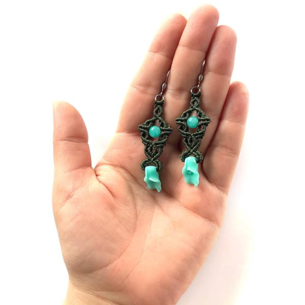 Kalia – oliwkowozielone kolczyki z turkusowoniebieskimi jadeitami i kwiatami Kalia – oliwkowozielone kolczyki z turkusowoniebieskimi jadeitami i kwiatami