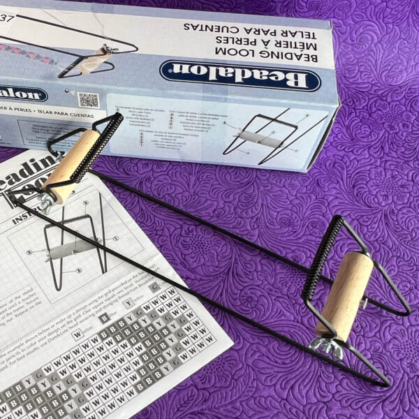 Krosno do pracy z koralikami, umożliwiające tkanie bransoletek Krosno do pracy z koralikami, umożliwiające tkanie bransoletek