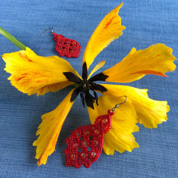 Kryształki w tomacie – czerwone ażurowe kolczyki z żółto-czerwonymi kryształkami