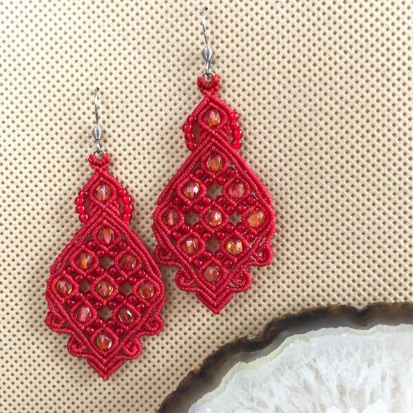 Kryształki w tomacie – czerwone ażurowe kolczyki z żółto-czerwonymi kryształkami