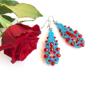 Lilly – lazurowo błękitne kolczyki z czerwonymi kryształkami