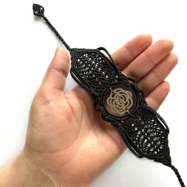 Melania – elegancka czarna bransoletka ze stalowym filigranem