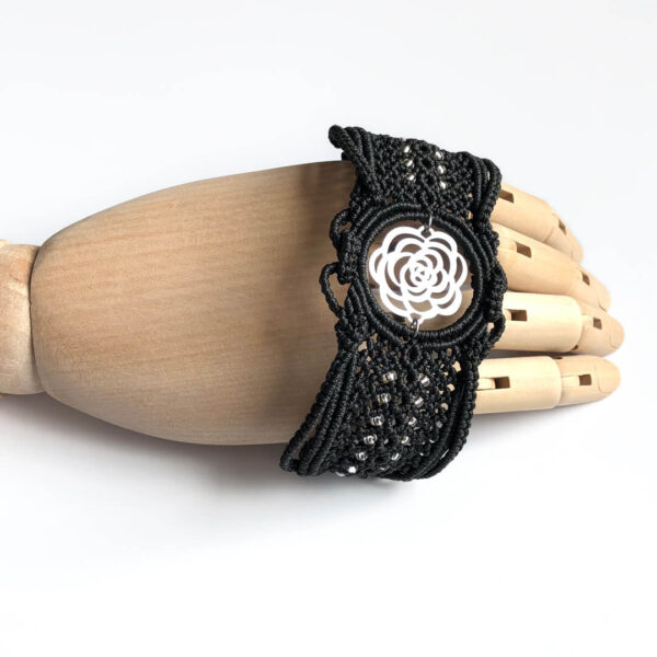 Melania – elegancka czarna bransoletka ze stalowym filigranem – unikat