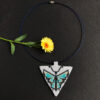 Trójkątny wisior beadingowy z kolorowym motylem – na stalowej lince Trójkątny wisior beadingowy z kolorowym motylem – na stalowej lince