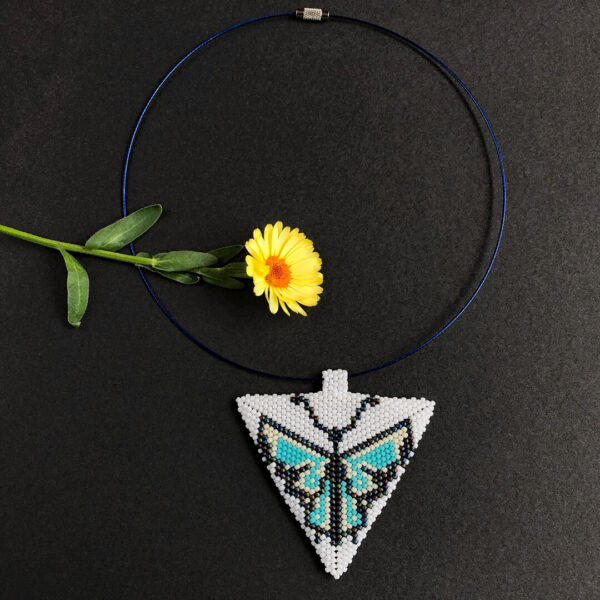 Trójkątny wisior beadingowy z kolorowym motylem – na stalowej lince Trójkątny wisior beadingowy z kolorowym motylem – na stalowej lince