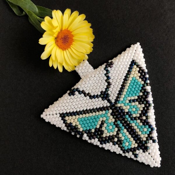 Trójkątny wisior beadingowy z kolorowym motylem – na stalowej lince Trójkątny wisior beadingowy z kolorowym motylem – na stalowej lince