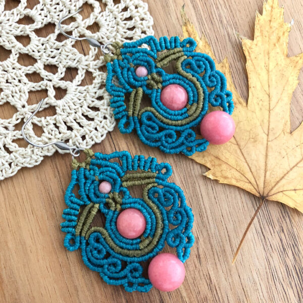 Pastelove – makramowe kolczyki z różowymi jadeitami