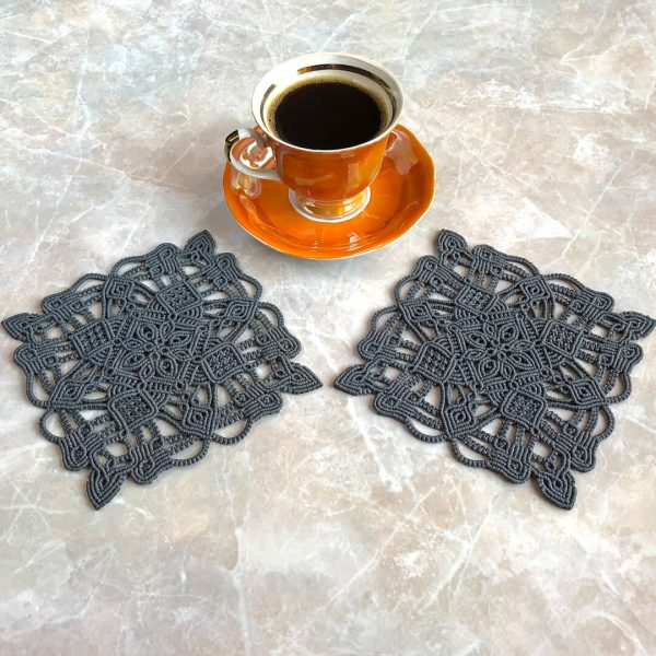 Zestaw dwóch absolutnie wyjątkowych szarych podkładek – wyplecionych ręcznie w technice mikromakramy