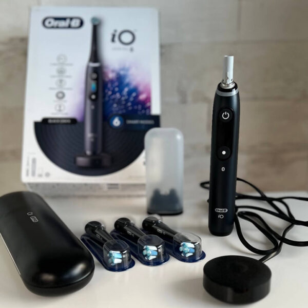 Szczoteczka magnetyczna Oral-B iO Series 8 Black Onyx plus trzy zapasowe końcówki