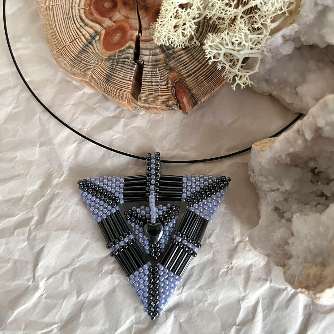 Acini – jagodowo-grafitowy trójkątny wisior z koralików z hematytem Ilustracja produktu: Acini – jagodowo-grafitowy trójkątny wisior z koralików z hematytem