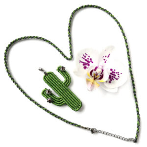 Euphorbia – zielony kwitnący kaktus z hematytami – naszyjnik z wisiorem