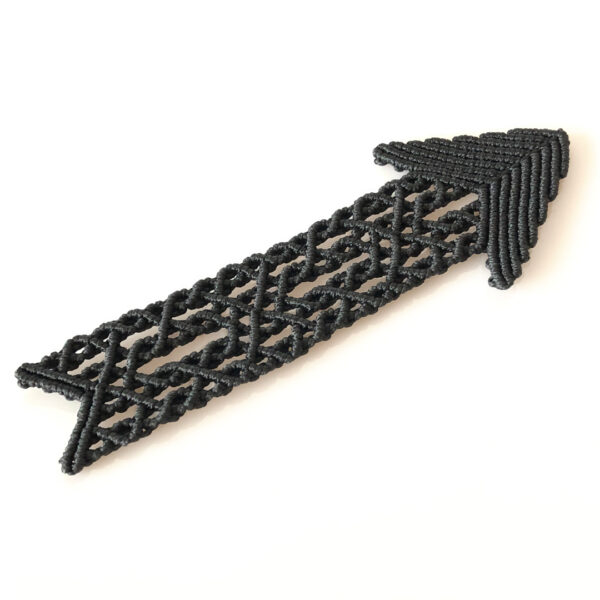zakladka-celtycka-strzala-mikromakrama Celtycka strzała – czarna ażurowa pleciona zakładka do książki w kształcie strzałki