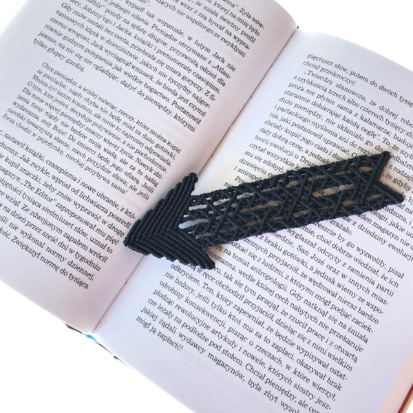 Celtycka strzała – czarna ażurowa pleciona zakładka do książki w kształcie strzałki Celtycka strzała – czarna ażurowa pleciona zakładka do książki w kształcie strzałki
