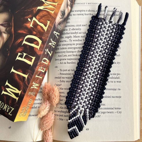 zakladka-kld-bialo-szaro-granatowa-strzala-tyl-handmade Zakładka do książki – kolekcja Latający dywan – biało-szaro-granatowa strzałka – dwustronna