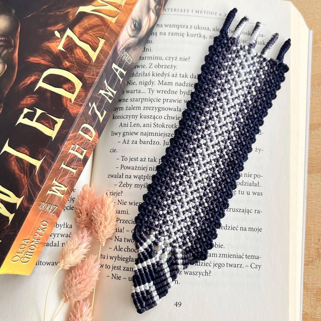 Zakładka do książki – kolekcja Latający dywan – biało-szaro-granatowa strzałka