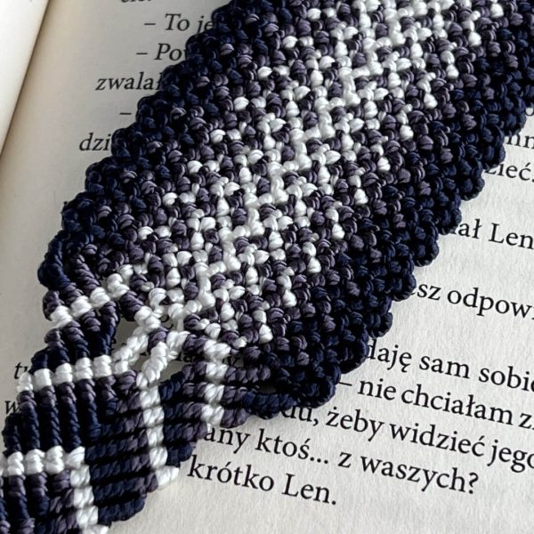 zakladka-kld-bialo-szaro-granatowa-strzala-zblizenie-makrama Zakładka do książki – kolekcja Latający dywan – biało-szaro-granatowa strzałka – dwustronna